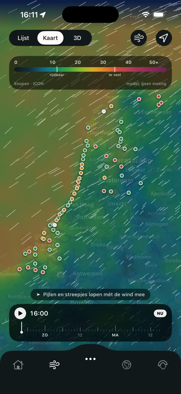 De kaart van Nederland en België met het windveld als kleurvlak en streepjes, een schaal van 0 tot 50 knopen, en per spot een stip in de kleur van het oordeel.