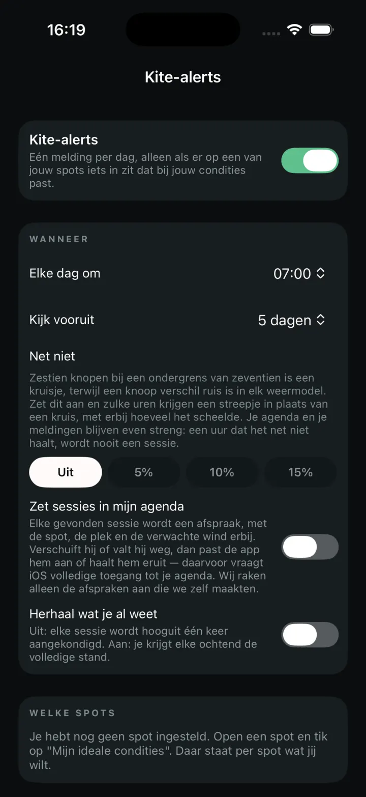 Het instellingenscherm voor kite-alerts: elke dag om 07:00, vijf dagen vooruit, met een keuze hoe streng de ondergrens is en of gevonden sessies in je agenda komen.