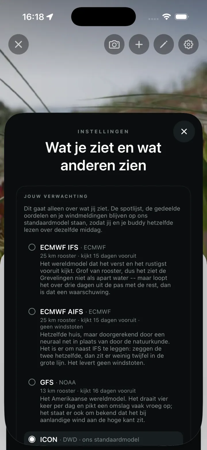 De keuze tussen ECMWF IFS, ECMWF AIFS, GFS, ICON en HARMONIE, elk met rooster, hoeveel dagen het vooruit kijkt en waar het goed en minder goed in is. ICON staat aan als standaardmodel.
